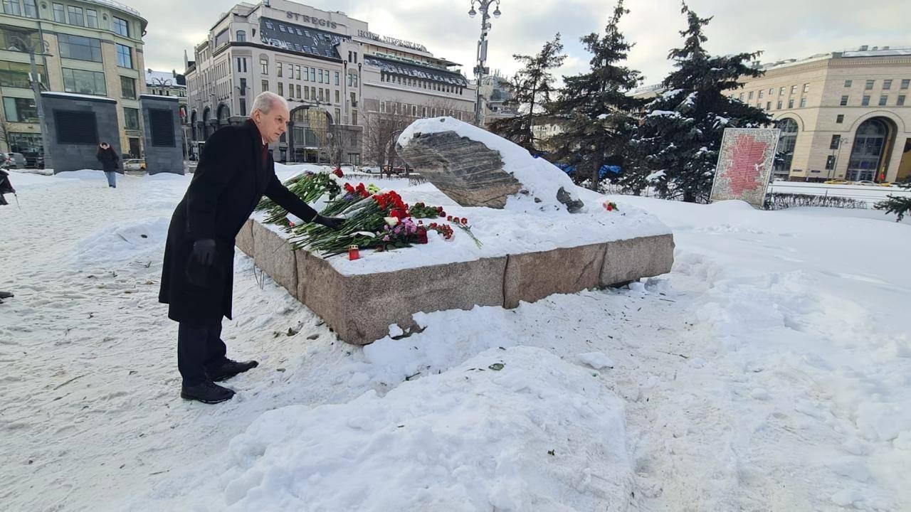 Ambasadorul României la Moscova a depus o coroană de flori la Piatra Solovetsky, în memoria lui Alexei Navalnîi 