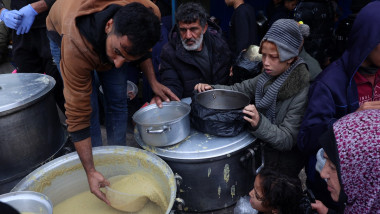 Oameni la livrări de mâncare în Gaza