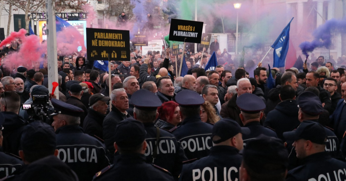 Proteste în Albania, la 33 de ani de la căderea comunismului. Opoziția cere demisia premierului socialist Edi Rama | Digi24
