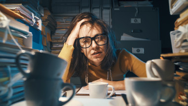 femeie stresata la birou