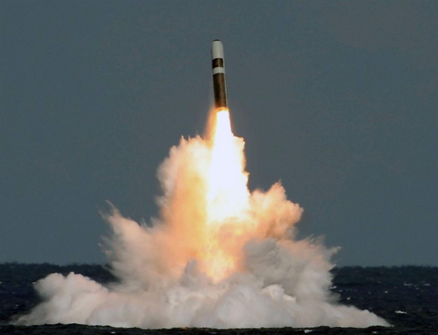 Test eșuat pentru racheta Trident, lansată de pe un submarin în Marea Britanie. Sistemele de propulsie au cedat