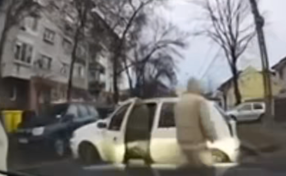 O femeie care făcea școala de șoferi a lovit două persoane după ce a fost lăsată singură în mașină de instructorul auto