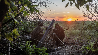 soldați ucraineni cu un mortier