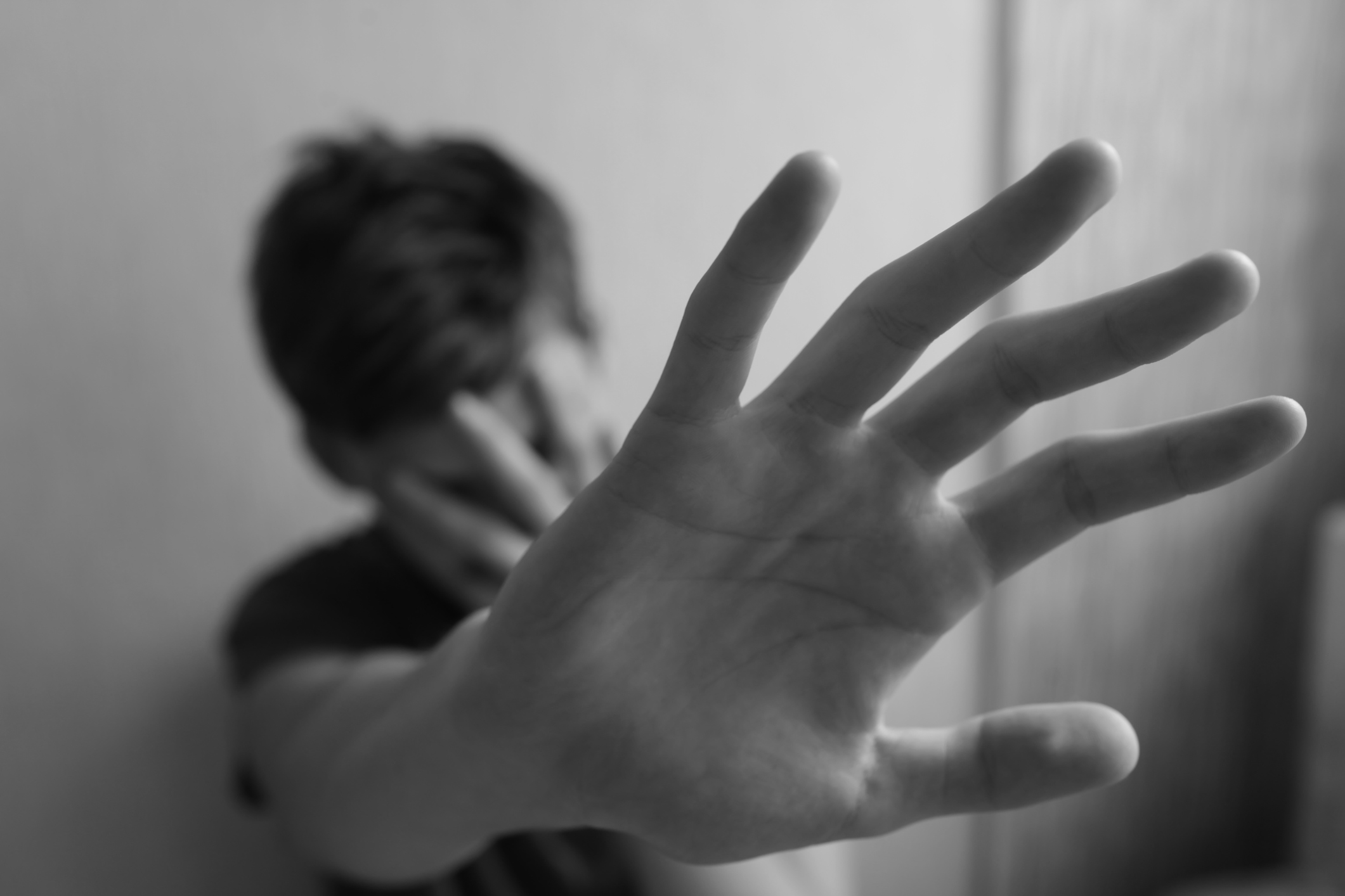 Un american, student la Medicină în Constanța, care droga și viola tinerii racolați în club, a fost condamnat la 16 ani de închisoare
