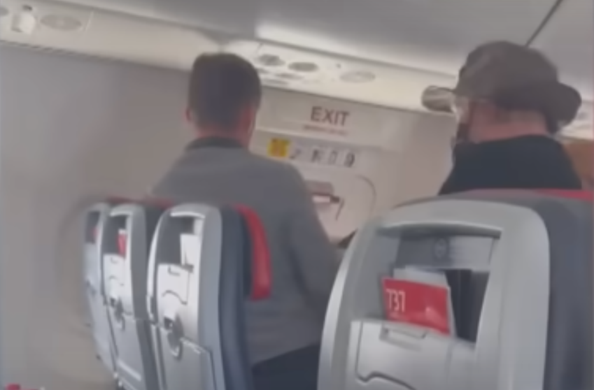 VIDEO Un pasager din SUA a încercat să deschidă uşa unui avion în timpul zborului, la 8.000 de metri altitudine