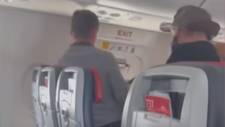 Un pasager a încercat să deschidă uşa unui avion în timpul zborului.