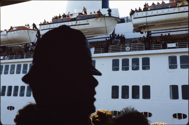The RMS Queen Elizabeth 2 as a troop transport in the Falklands War / Photo 1982