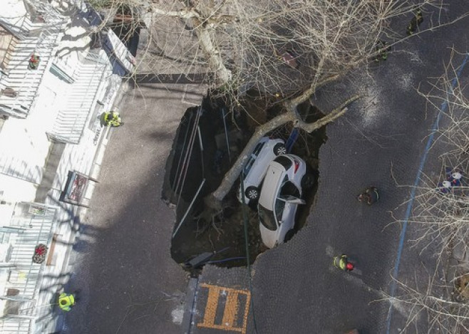 In the Vomero neighborhood of Naples, where two cars, one parked and the other in transit, were engulfed by a large sinkhole that opened in the San Martino area, due to causes yet to be ascertained.