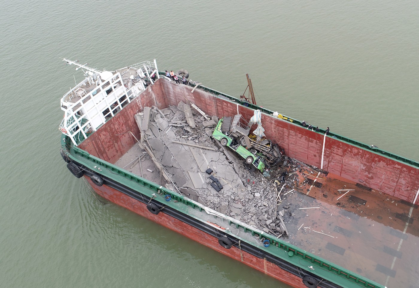 O navă cargo a lovit un pod rutier în China, distrugând o parte din el și aruncând mașinile în apă