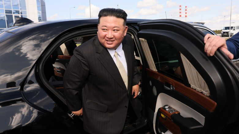 Kim Jong Un coboară dintr-o limuzină