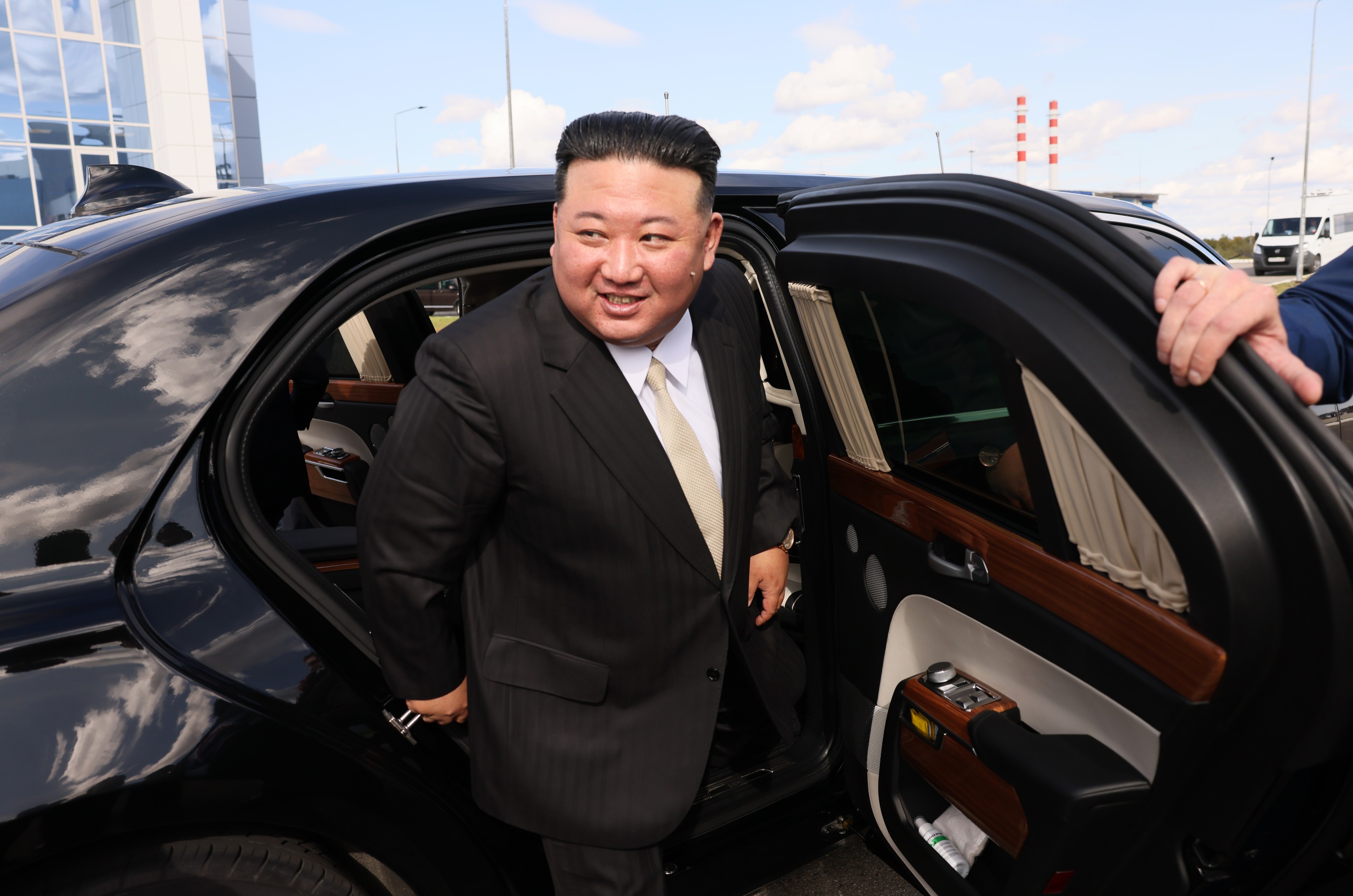 Washingtonul ironizează limuzina pe care Putin i-a făcut-o cadou lui Kim Jong Un. „Nu știam că există o mașină de lux rusească”