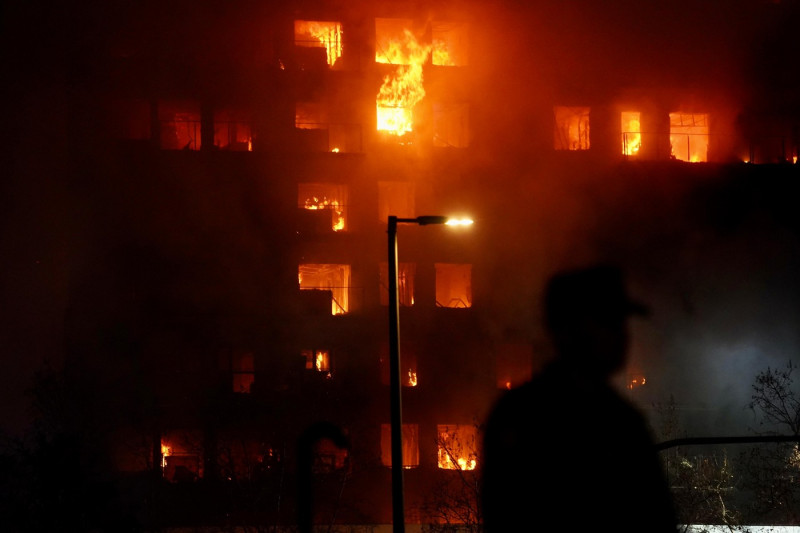 A large fire burns a 14-story building in the neighborhood of Campanar (Valencia).