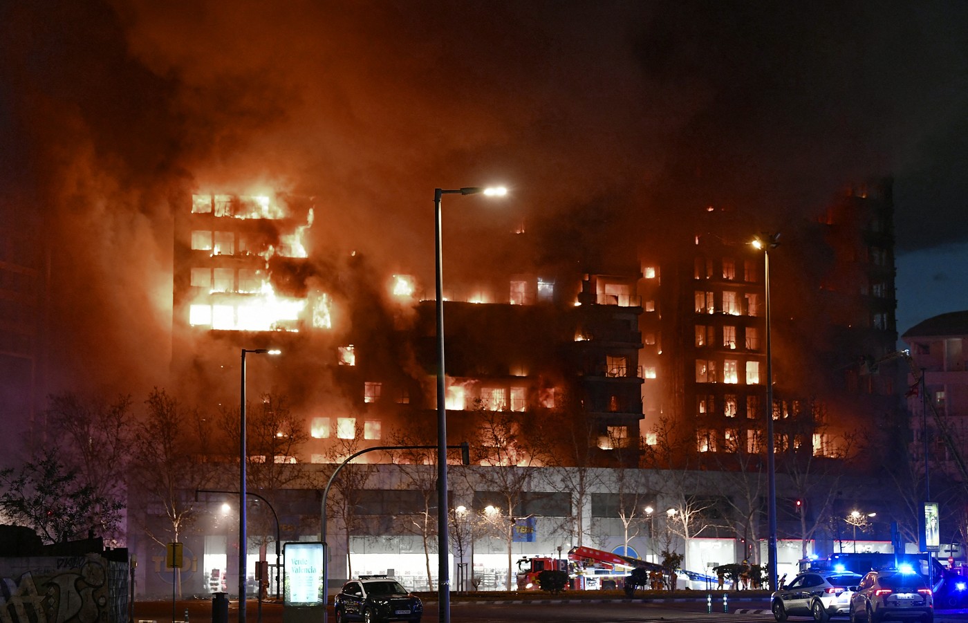 Două românce care locuiau în blocul din Valencia distrus de incendiu sunt de negăsit (administrator imobil). Reacția MAE