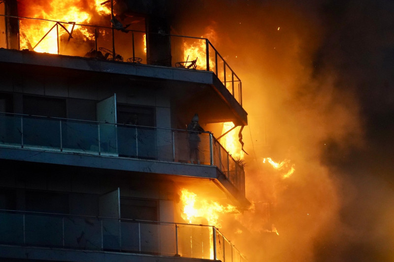 A large fire burns a 14-story building in the neighborhood of Campanar (Valencia).