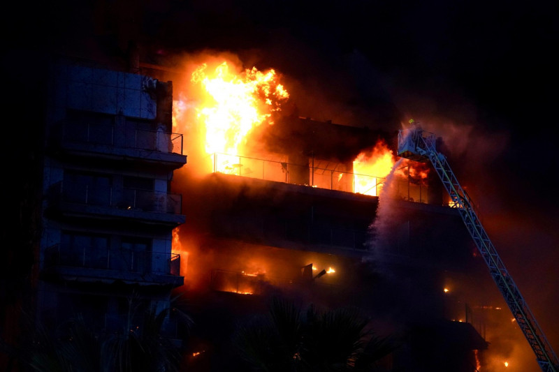 A large fire burns a 14-story building in the neighborhood of Campanar (Valencia).