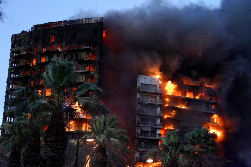 A large fire burns a 14-story building in the neighborhood of Campanar (Valencia).