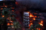 A large fire burns a 14-story building in the neighborhood of Campanar (Valencia).