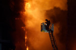 A large fire burns a 14-story building in the neighborhood of Campanar (Valencia).