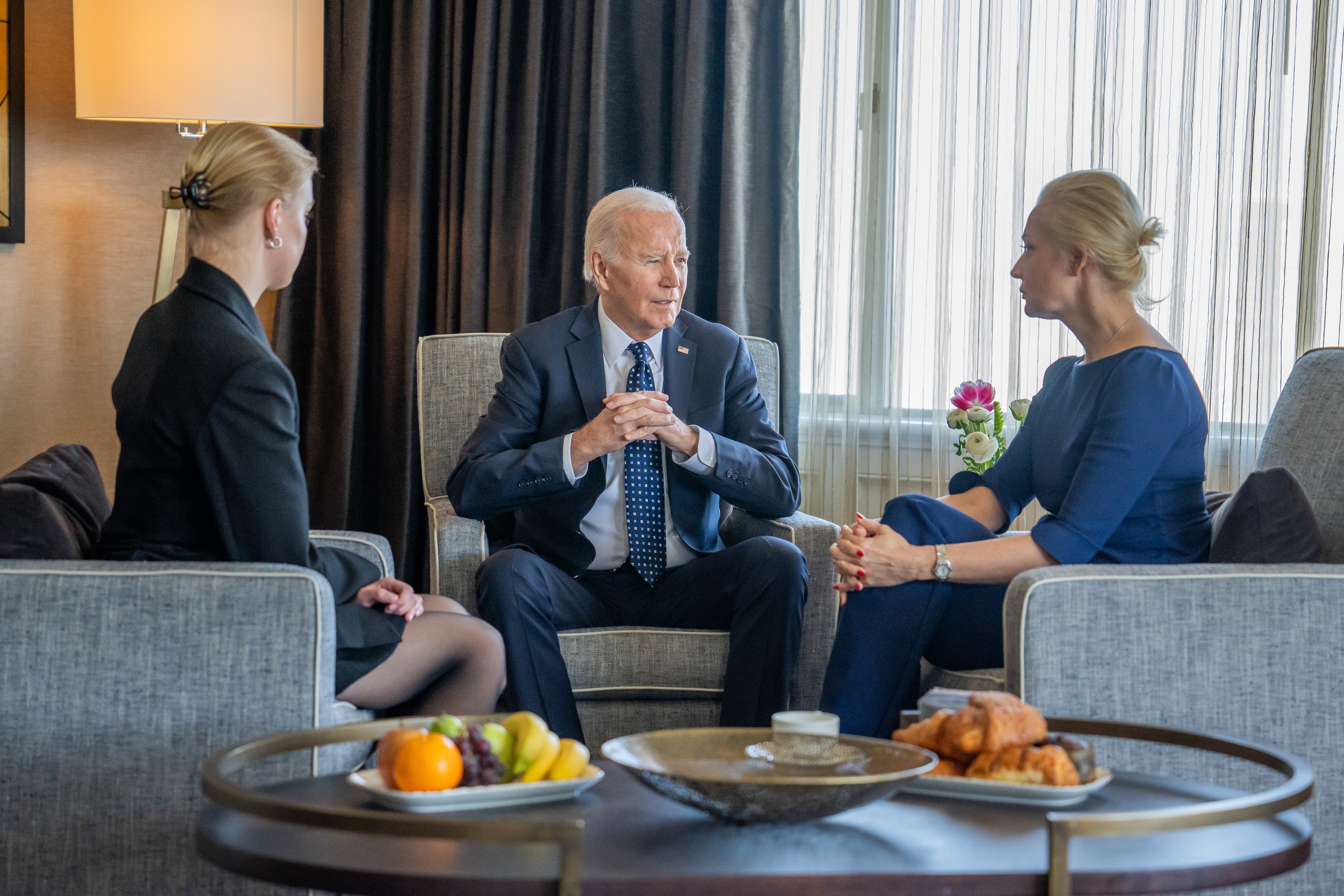 Joe Biden s-a întâlnit cu văduva lui Aleksei Navalnîi. Iulia Navalnaia a fost însoțită de fiica ei, Daria 
