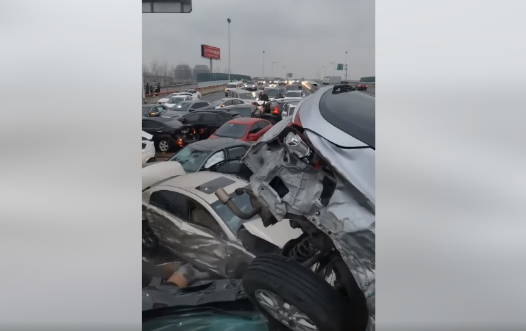 VIDEO Peste 100 de maşini s-au ciocnit pe o autostradă acoperită de gheaţă din China