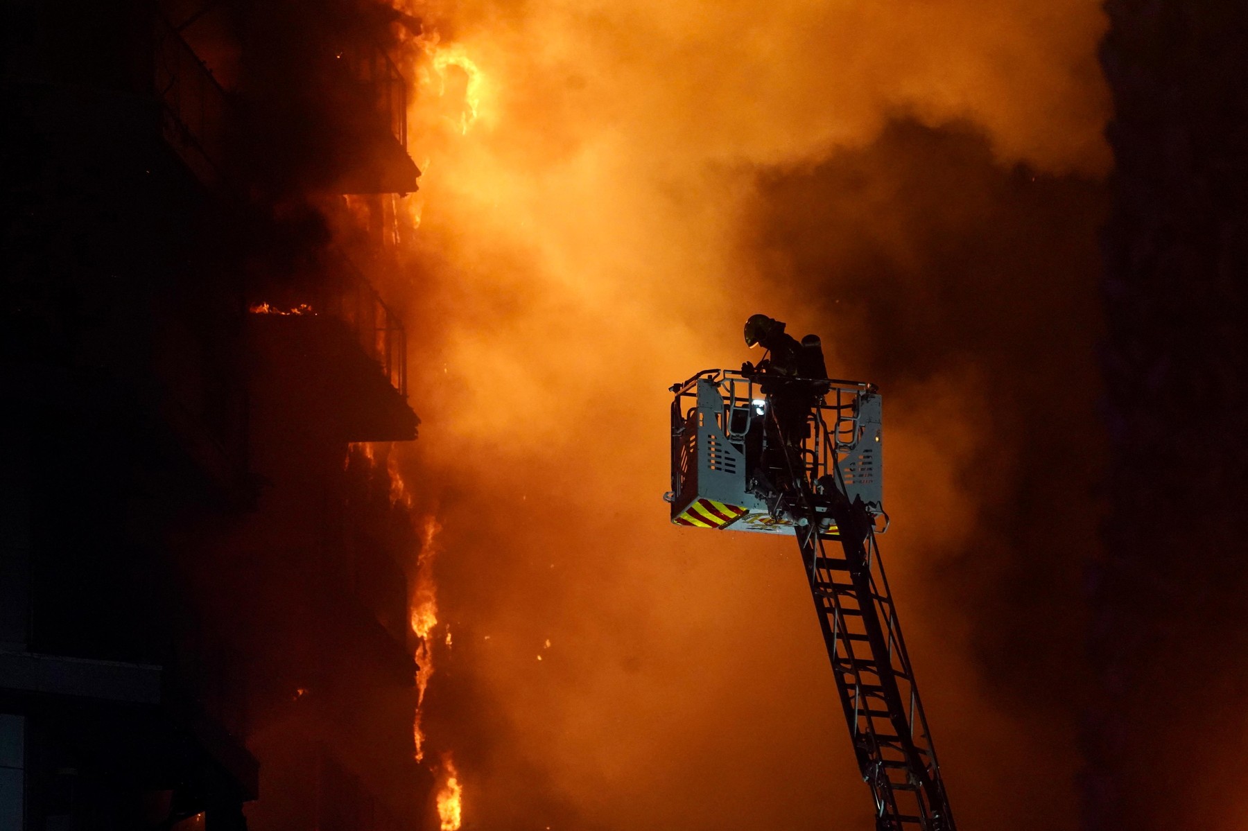 VIDEO Momentul în care doi oameni sunt salvați din blocul care arde ca o torță în Valencia