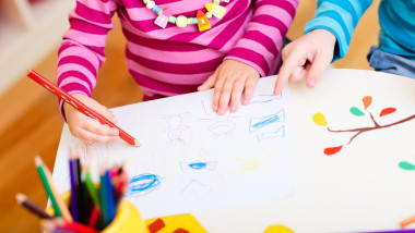 copii care deseneaza la gradinita