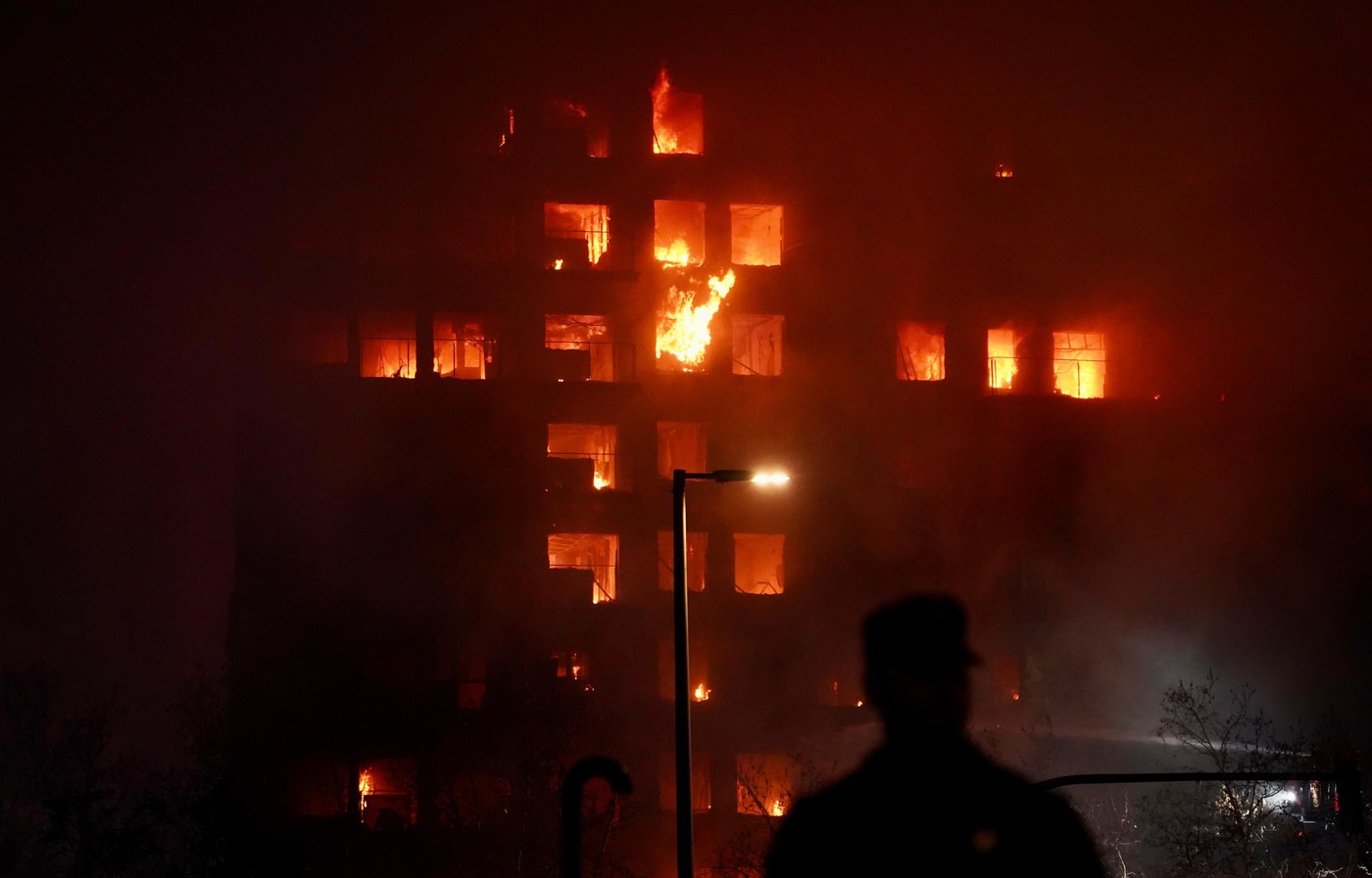 „Scene apocaliptice”. Martorii descriu tragedia din Valencia. Printre cei dispăruți în incendiu, o familie cu doi copii mici