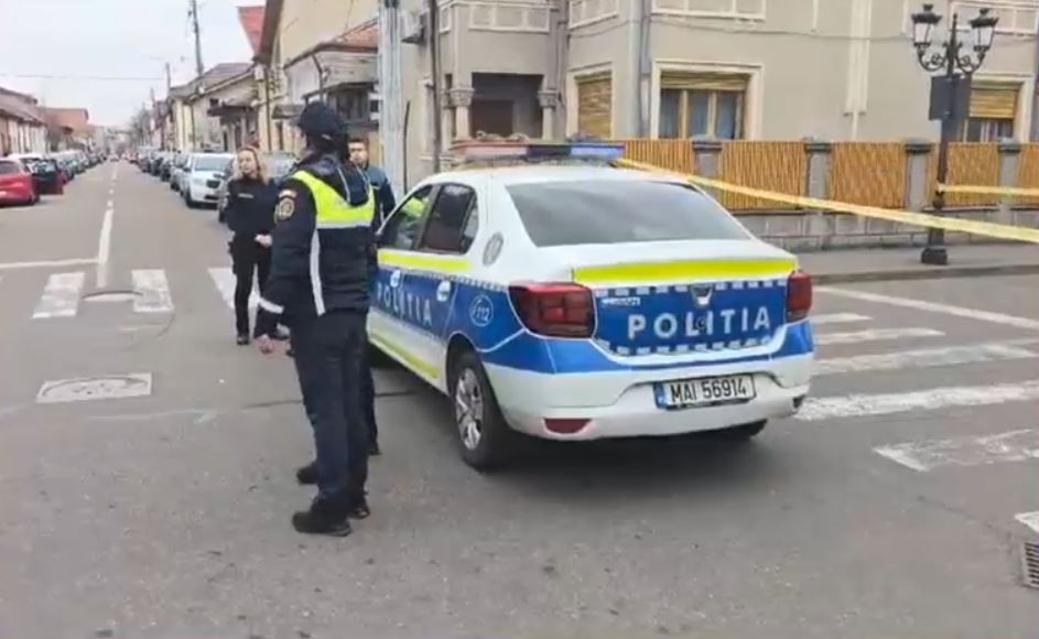 O adolescentă a fost înjunghiată de iubit pe o stradă din Drobeta-Turnu Severin. Băiatul a încercat apoi să se sinucidă