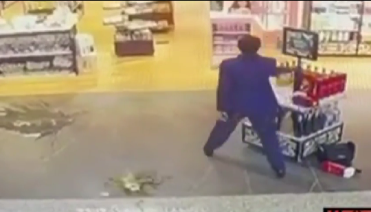 VIDEO După ce a fost concediată, o stewardesă a distrus un duty free într-un aeroport din Roma