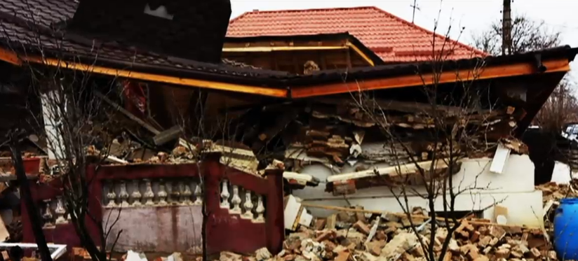 Oameni evacuați din satul unde din fântâni ies gaze. La măsurători s-au constatat concentrații de până la 75% în unele zone