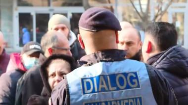 parinti protesteaza in curtea scolii nicolae titulescu, unde un elev a fost violat