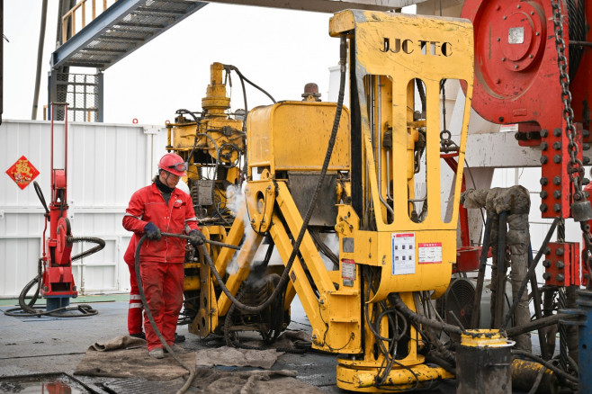 CHINA XINJIANG TAKLIMAKAN DESERT DEEP EARTH BOREHOLE DRILLING 10,000M (CN)