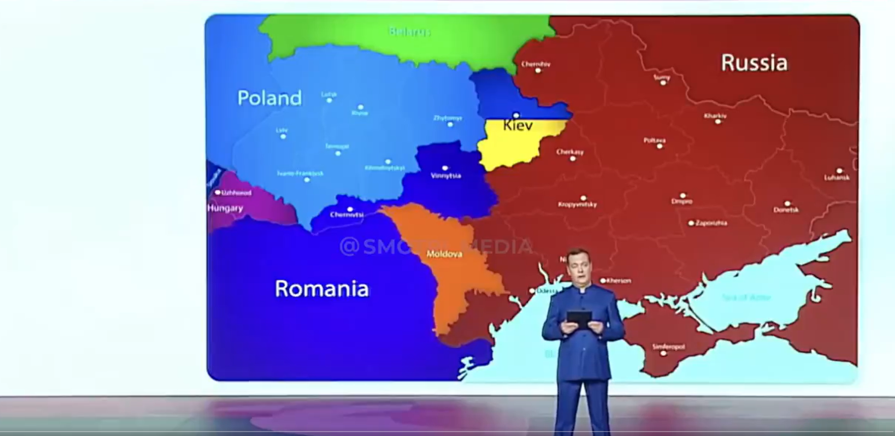Delirul: Medvedev se pozează în „uniformă Mao”, alături de celebra hartă în care Rusia are graniță cu România la gurile Dunării