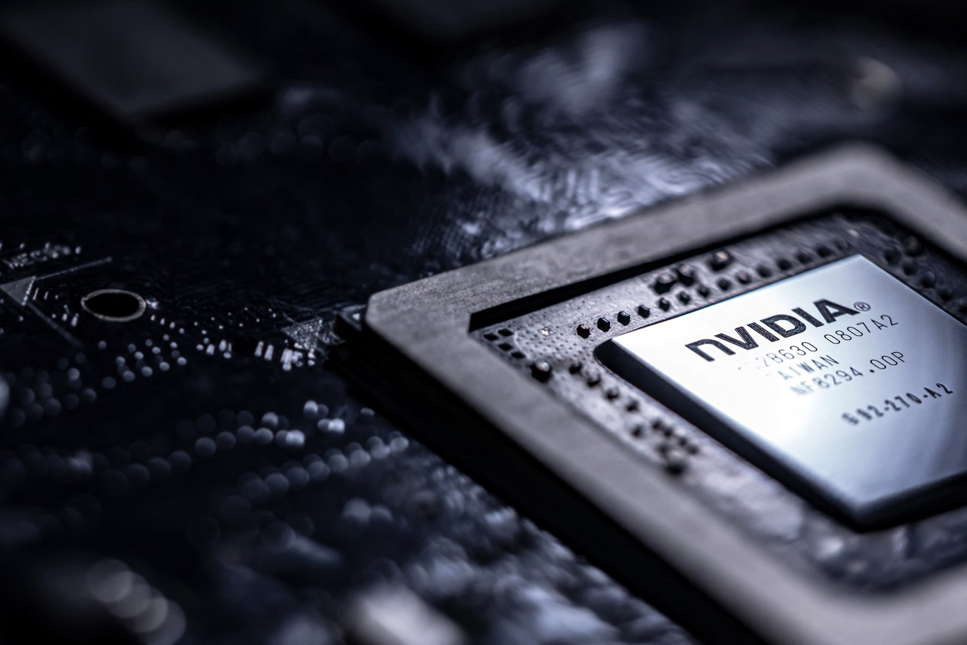 Nvidia a devenit a 3-a cea mai valoroasă companie listată la bursă din lume. Producătorul de cipuri a depășit gigantul petrolier Aramco