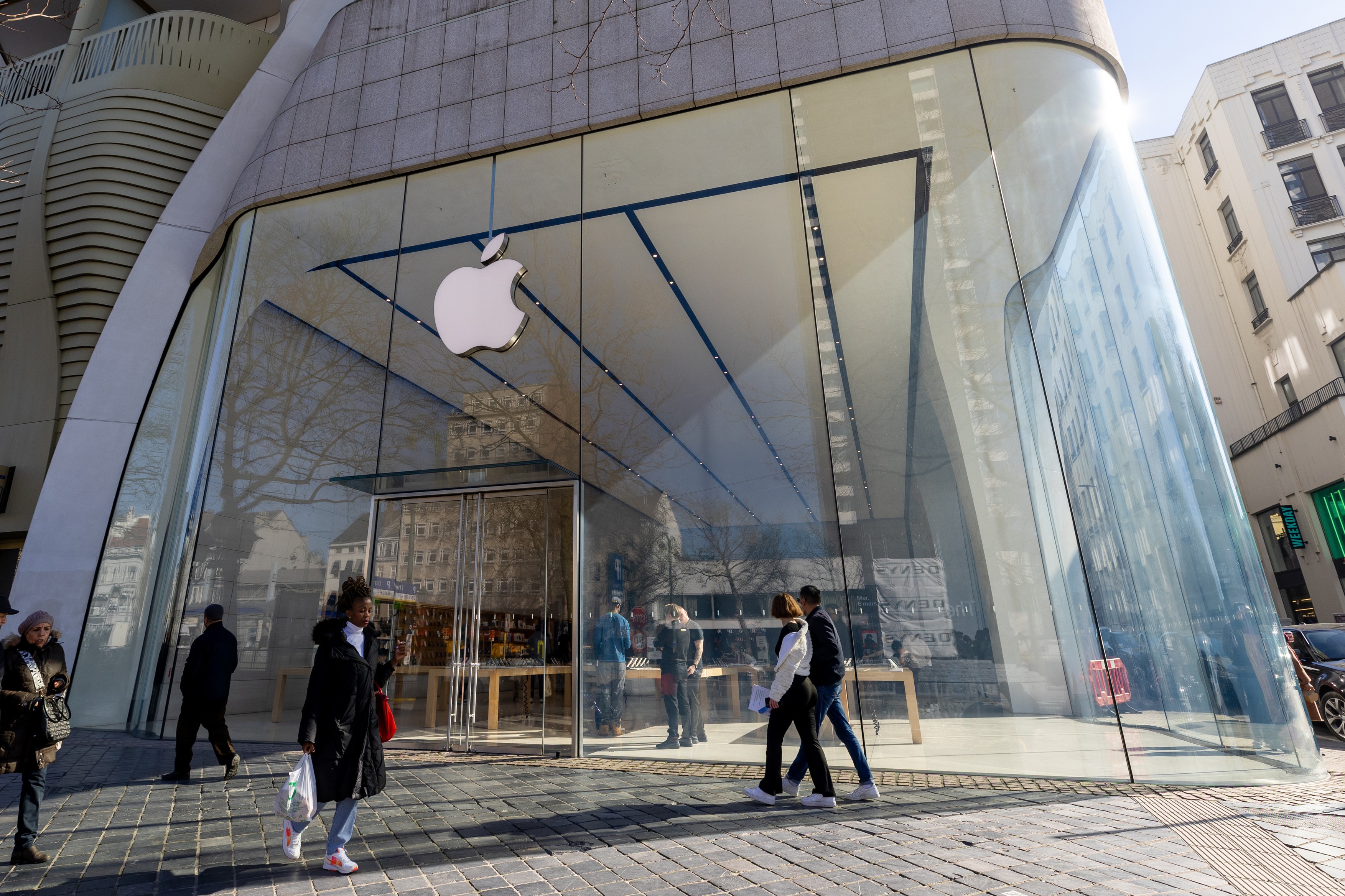 Comisia Europeană amendează Apple cu aproape 2 miliarde de dolari pentru încălcarea legislației