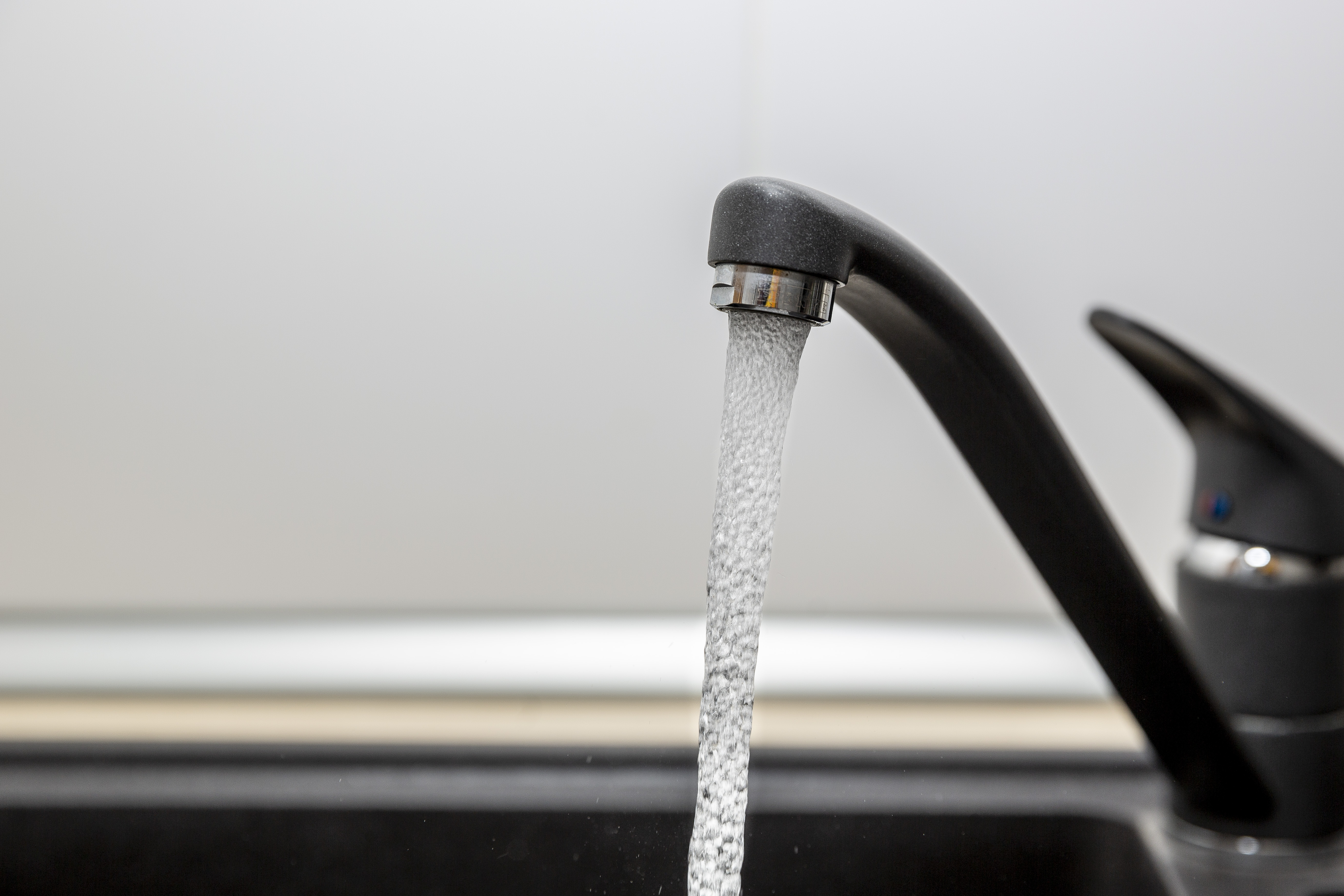 Criză de apă potabilă într-o comună din Argeș. Locuitorii se mobilizează pe internet pentru a-l demite pe primar