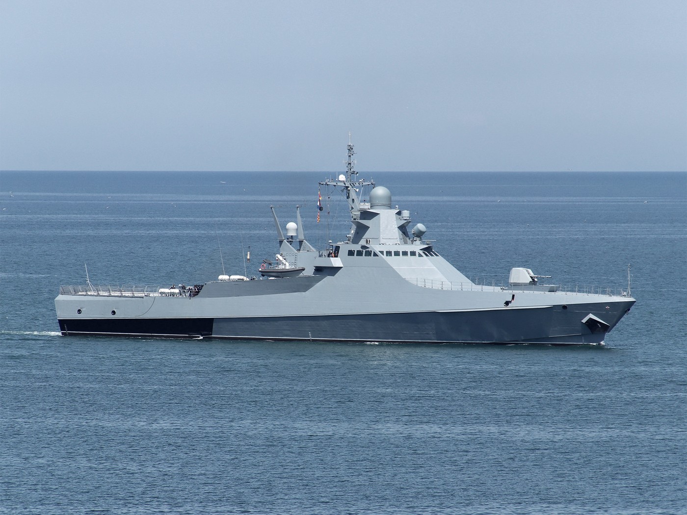 Momentul în care nava rusească „Serghei Kotov” este lovită de dronele marine ucrainene și sare în aer