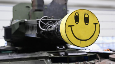 Capac cu simbolul Smiley pus peste țeava tunului unei mașini blindate germane