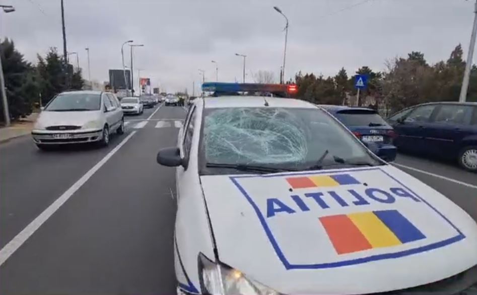 O fată de 15 ani a fost lovită pe trecerea de pietoni de o mașină a poliției