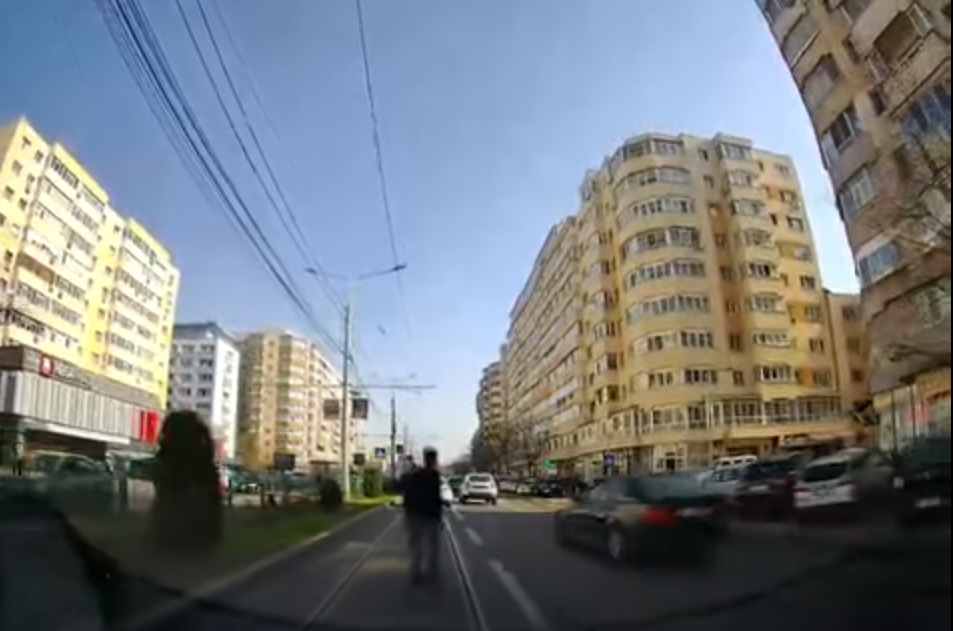 VIDEO O femeie aflată în mașină cu cei doi copii a fost atacată cu cuțitul de un bărbat, în Ploieşti. Imagini de pe camera de bord
