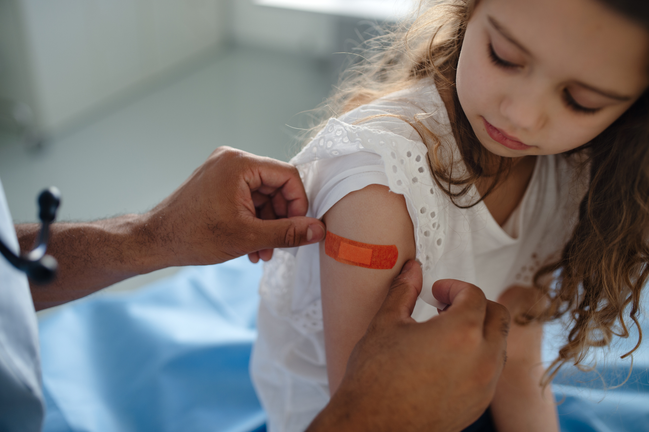 Institutul Naţional de Sănătate Publică face apel la vaccinarea copiilor. "Este cea mai sigură metodă pentru a vă proteja copiii"