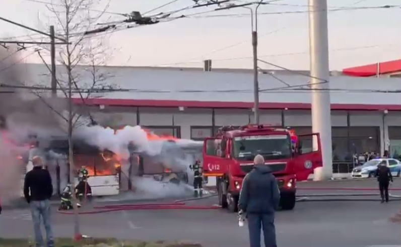 VIDEO. Un troleibuz a ars ca o torță lângă un centru comercial din București