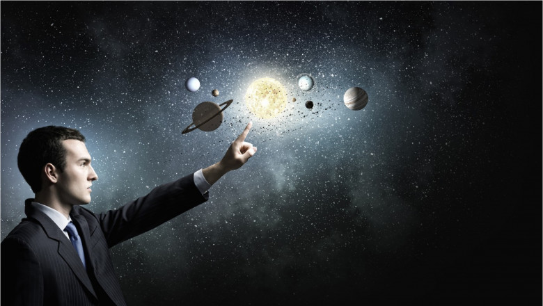 ilustrație cu un bărbat care atinge sistemul solar