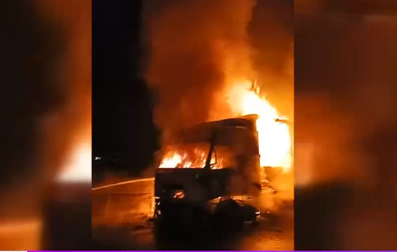 Un camion a luat foc în mers pe centura orașului Gherla. Șoferul a văzut cum de sub cabină ies scântei