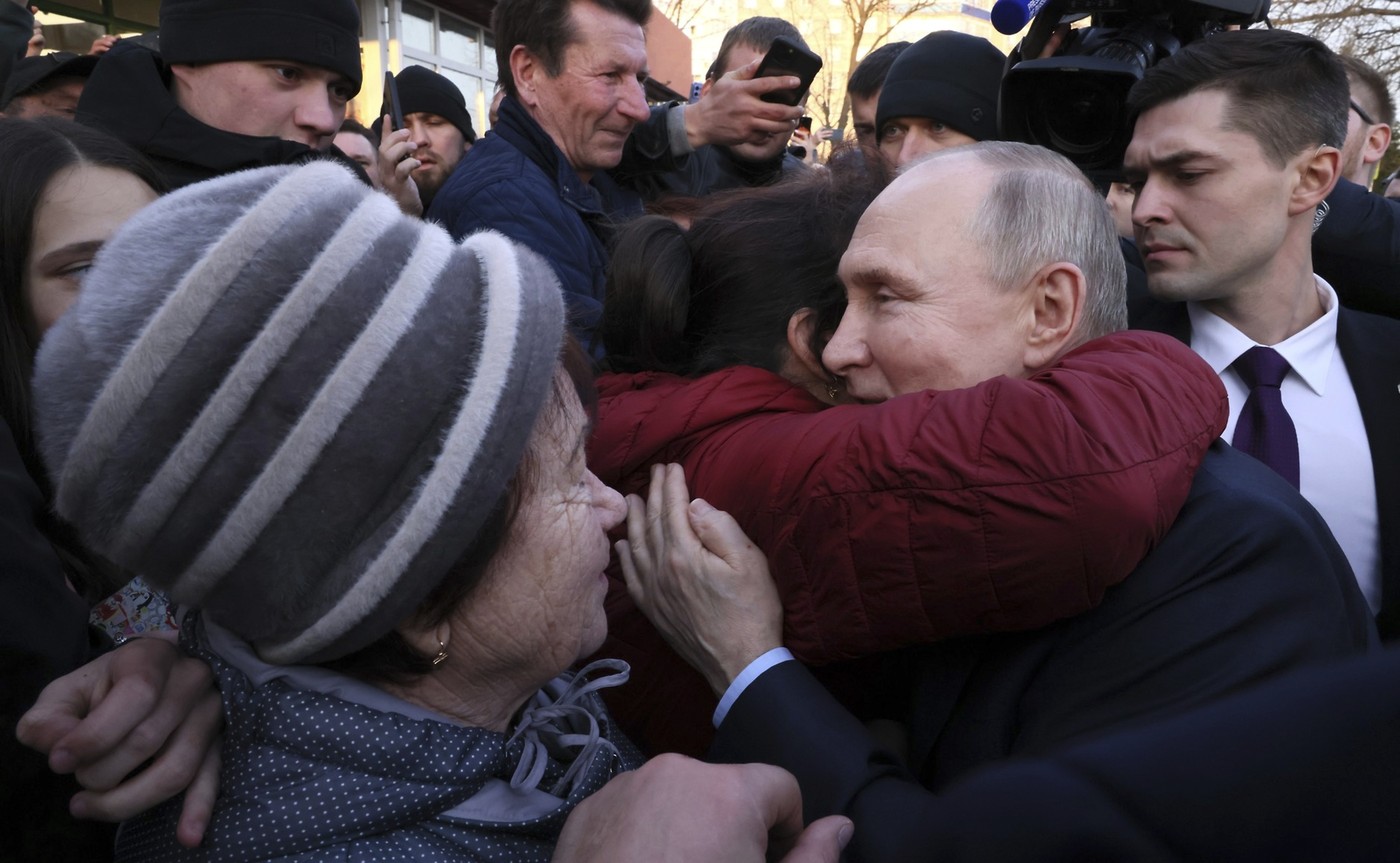 Vladimir Putin a făcut baie de mulțime înainte de alegerile din Rusia: Oamenii i-au strigat numele, iar o femeie l-a sărutat pe obraz