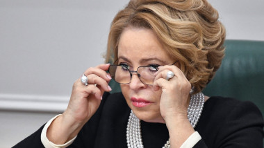 sefa senatului rusiei Valentina Matvienko isi scoate ochealarii