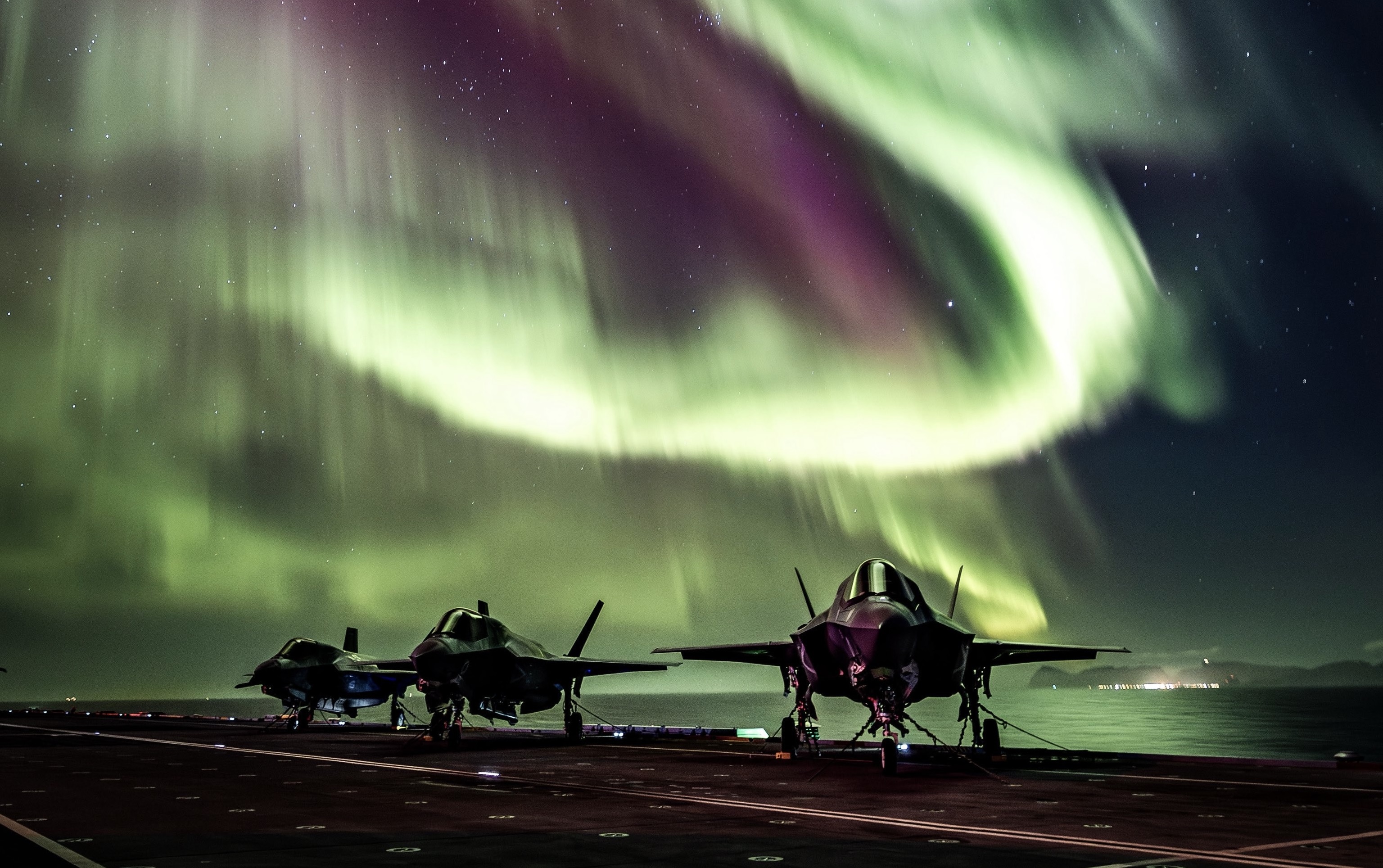 Imagine spectaculoasă: Avioane NATO pe un portavion britanic și Aurora Boreală