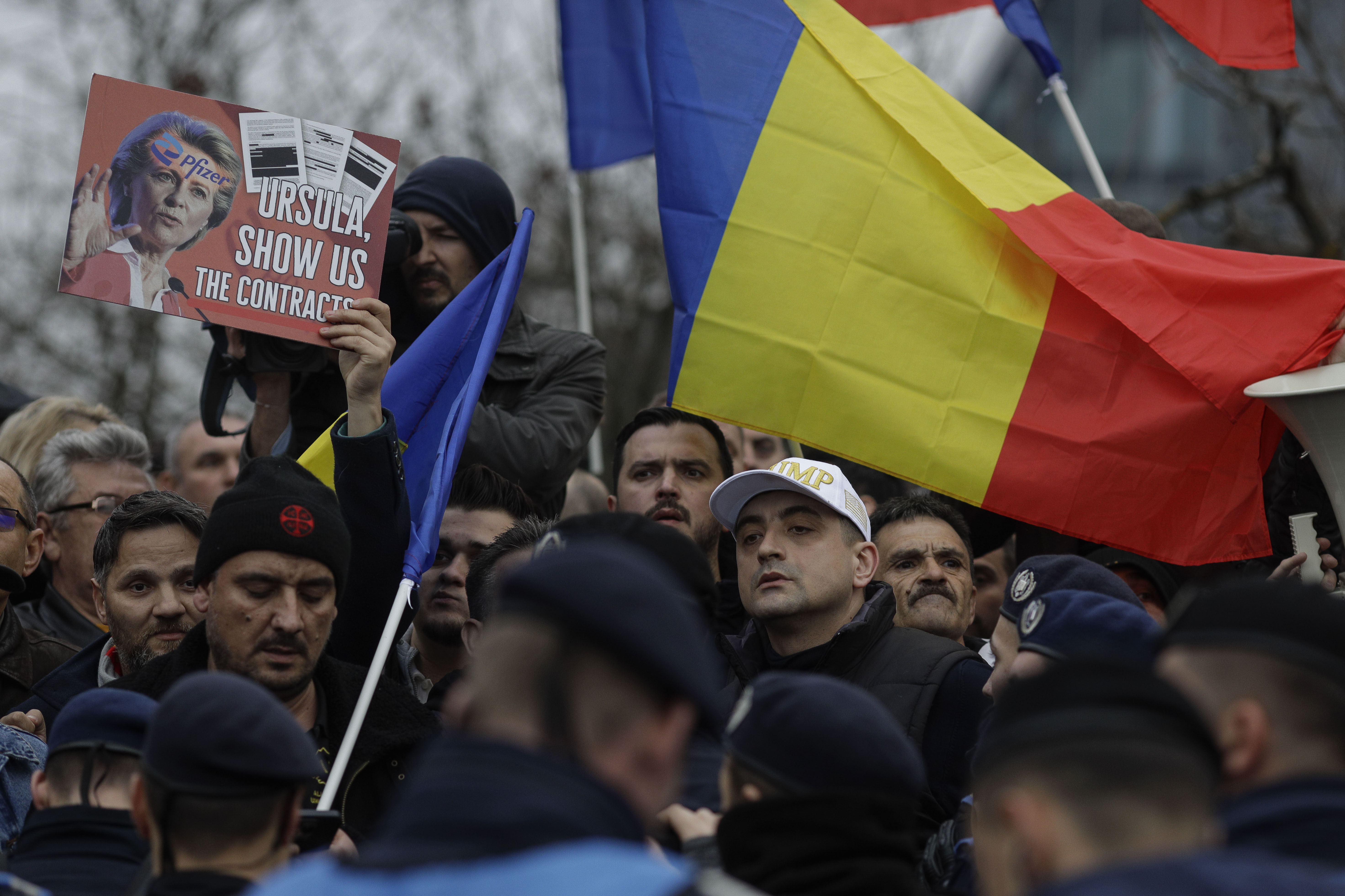 Protestatarii AUR s-au luat la bătaie cu jandarmii la Romexpo, unde are loc Congresul PPE