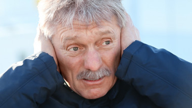 Dmitri Peskov își acoperă urechile cu mâinile