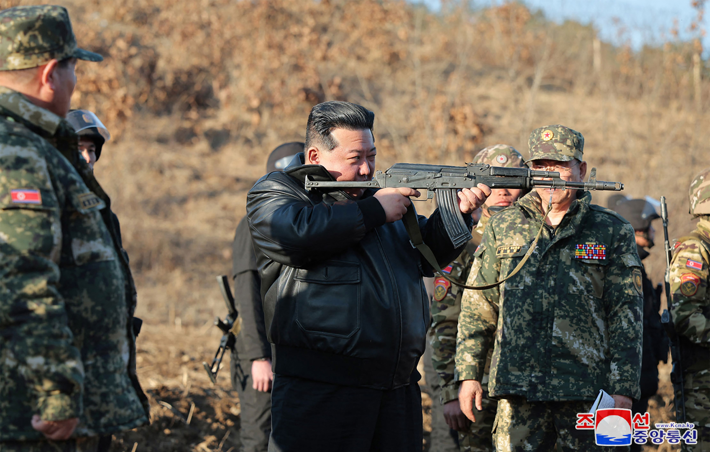 Kim Jong s-a pozat cu un Kalașnikov în mâini în timpul unei inspecții la o bază de antrenament din Coreea de Nord